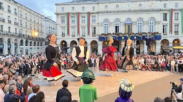 TÊTES EN L’AIR - Des personnages immenses dans les rues de Dax